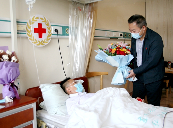 在无偿献血中找初心2008年,正读高一的张兴泽在电视