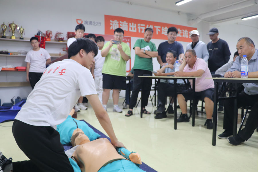 5.博爱志愿者进行急救演示_副本.jpg